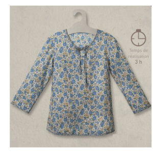 Impecable blusa de flores cielo intenso.