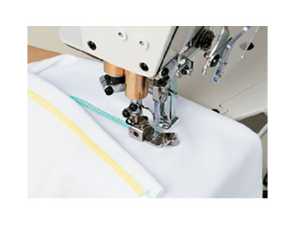 Máquina industrail recubridora con cortahilos de base plana Juki 7523 U11